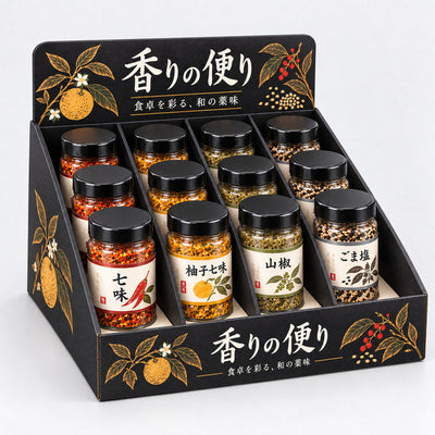 オーダーメイド カウンタータイプ什器 加工食品用 4列12本 黒ベースで高級感 W350 D250 H200|薬味・土産用調味料を陳列した全体イメージ
