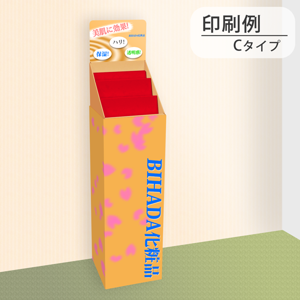 フロアタイプ什器 斜めひな壇3段 W315 D314 H1335｜印刷例 Cタイプ（背ボード＋上部・下部全面印刷）