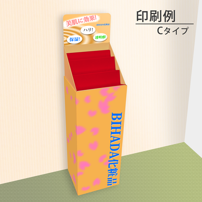 フロアタイプ什器 斜めひな壇3段 W365 D314 H1335｜印刷例 Cタイプ（背ボード＋上部・下部全面印刷）