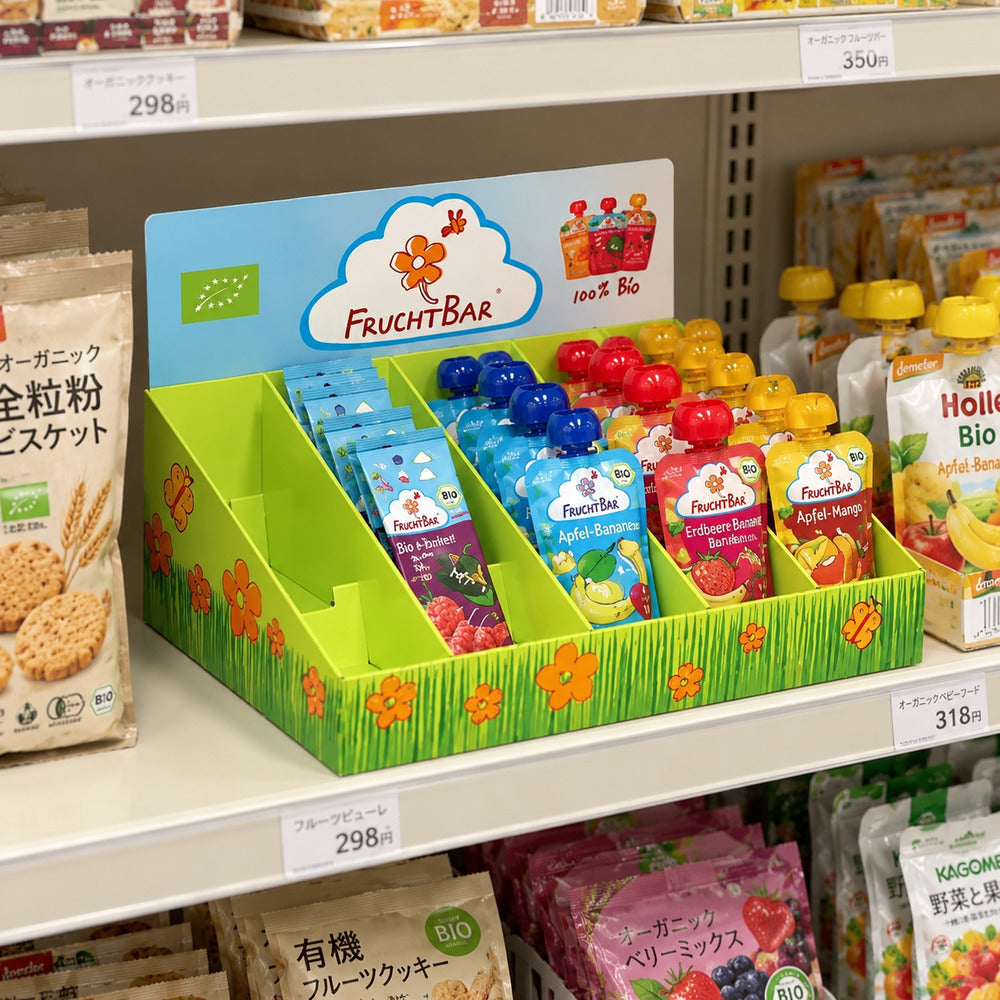 スーパーの食品棚でフルーツピューレを種類別に陳列する、仕切り付き卓上紙製什器